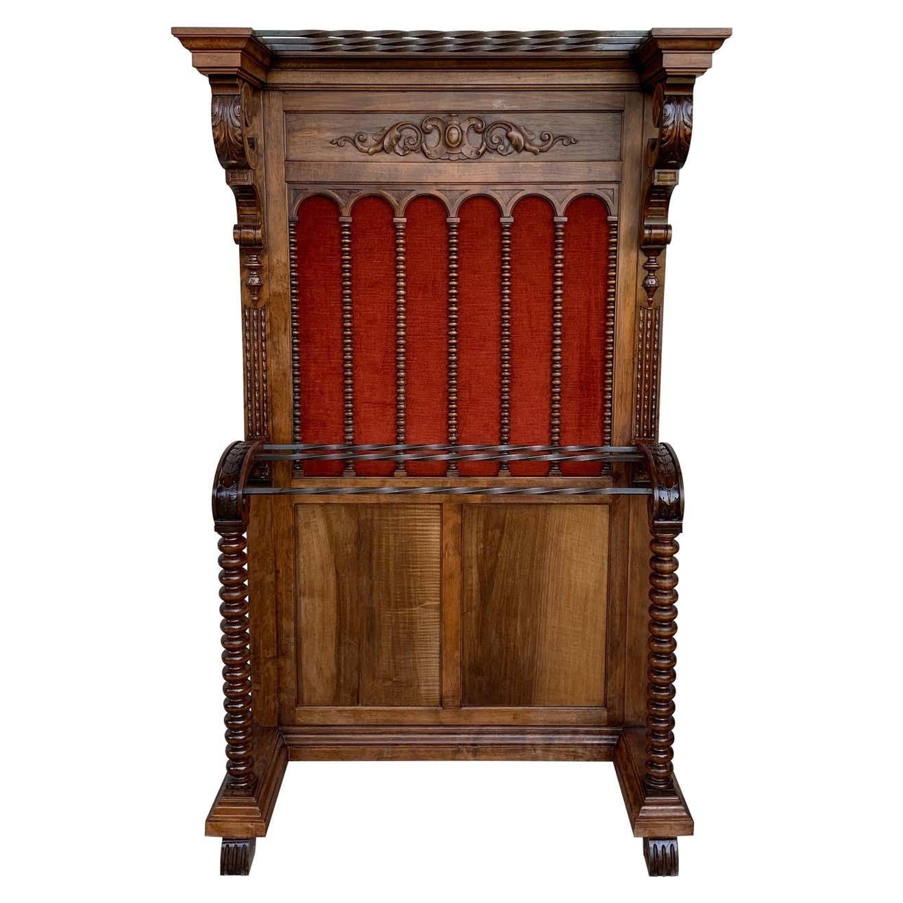 Grand porte-manteau de hall espagnol en noyer massif sculpté, dossier en velours rouge, XIXe siècle