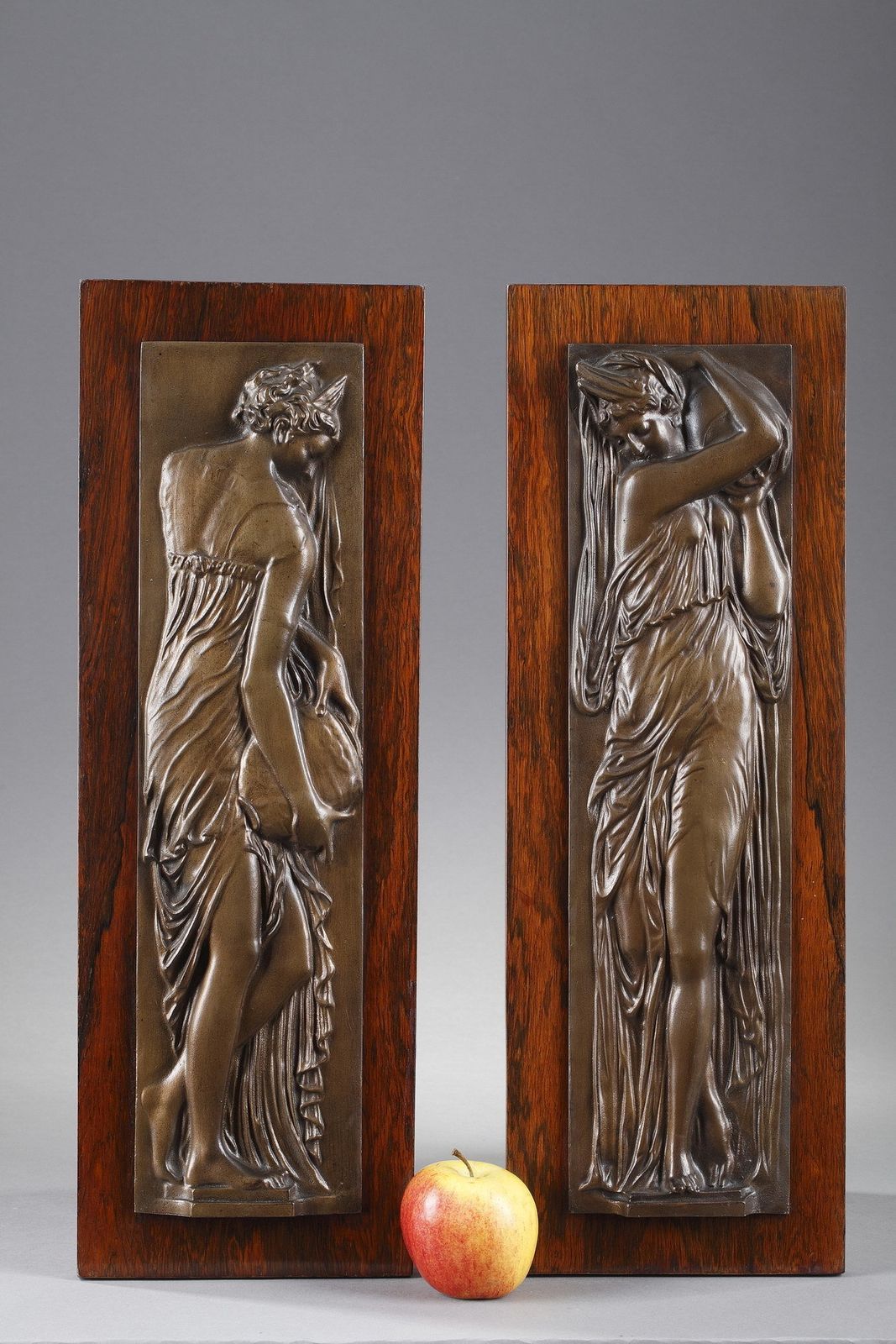 Paar bas-reliëfs, "Women Carrying Water" photo furniture