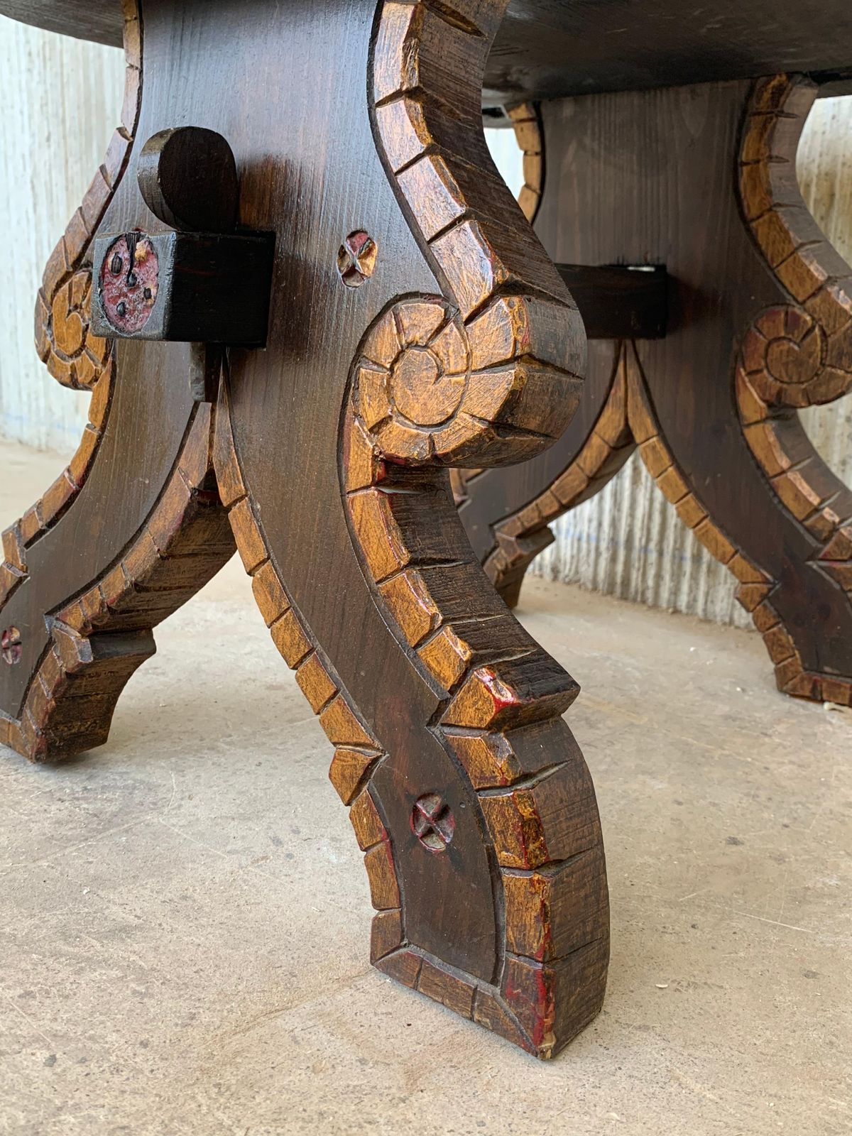 Mobilier Paire de chaises Sgabello espagnoles polychromées sculptées, XXe siècle photo