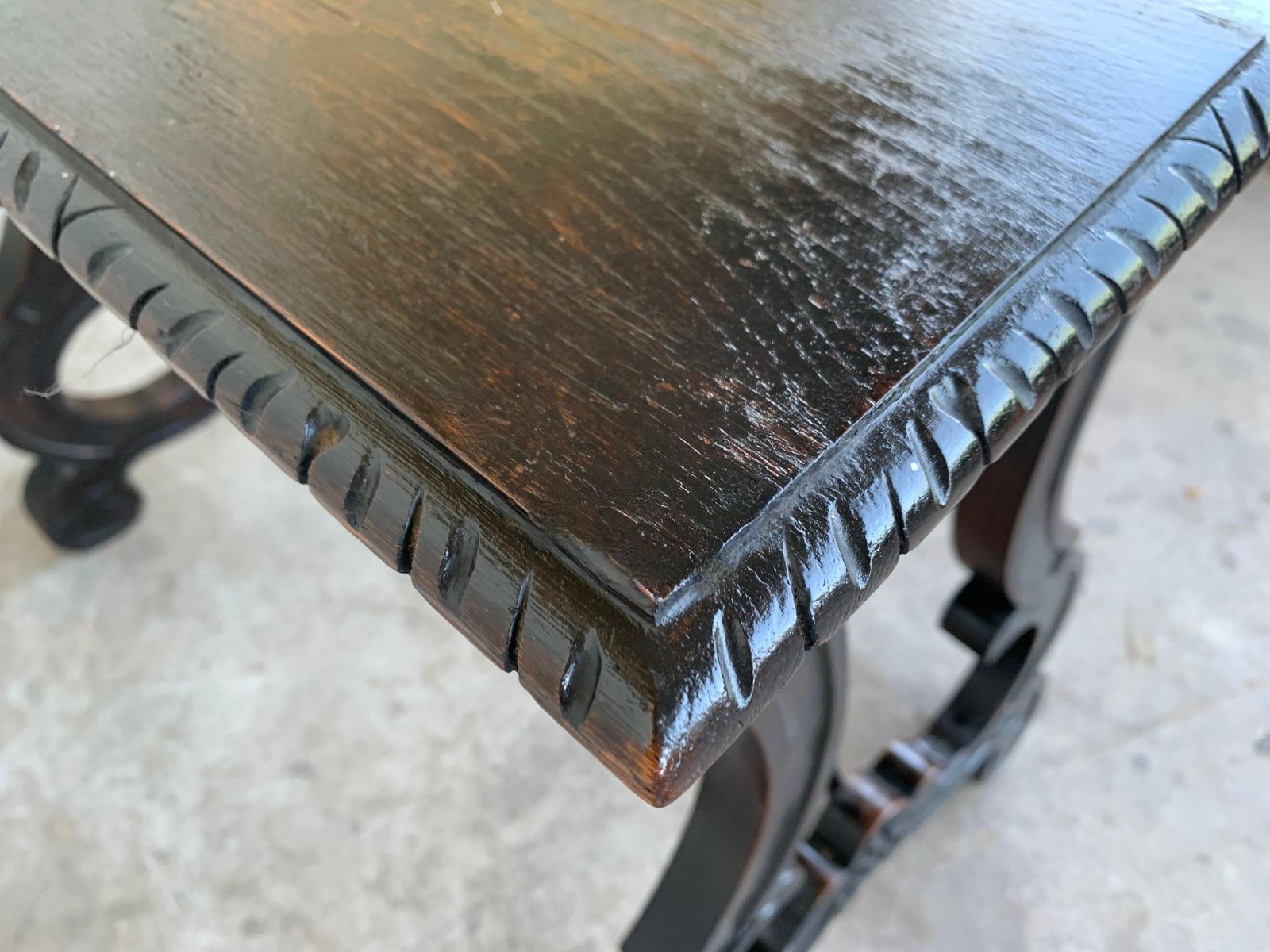 Table d'appoint espagnole XIXe siècle, pieds en lyre sculptés à la main et entretoise en fer photo buy