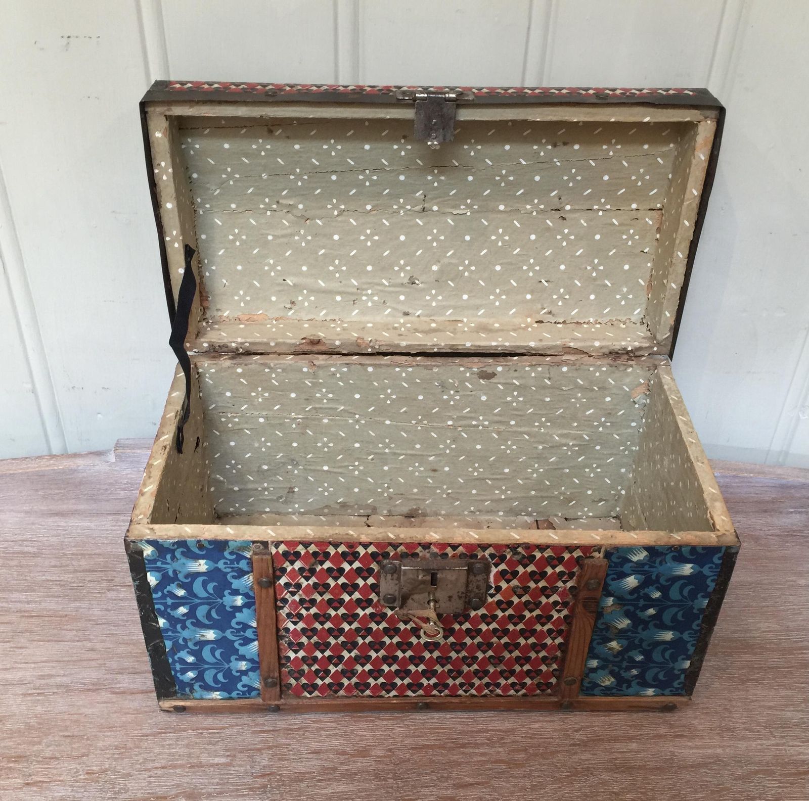 photo furniture Colonial Dome Top Tin Casket, 1910s