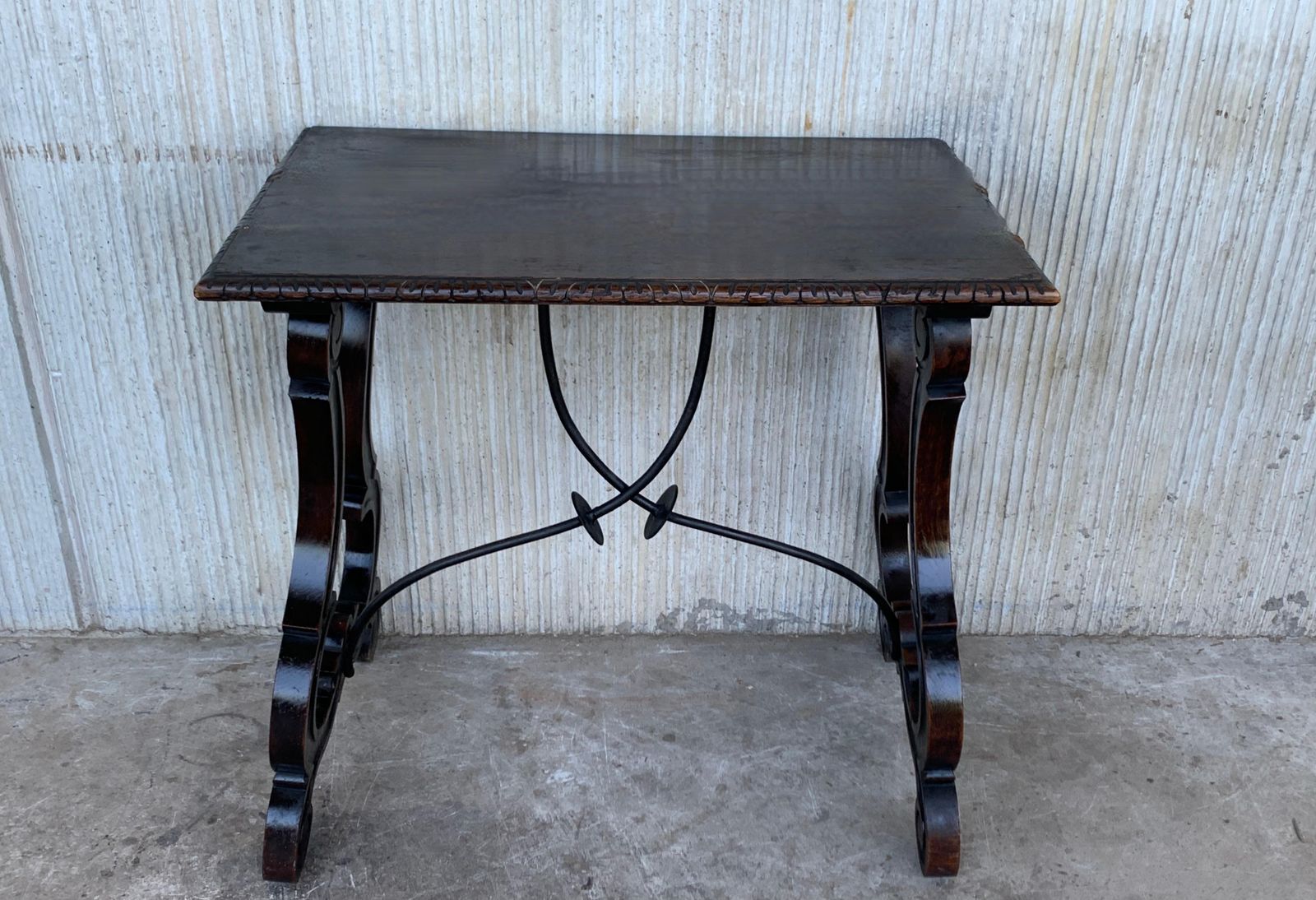 Table d'appoint espagnole XIXe siècle, pied en lyre sculpté à la main et entretoise en fer photo Mobilier