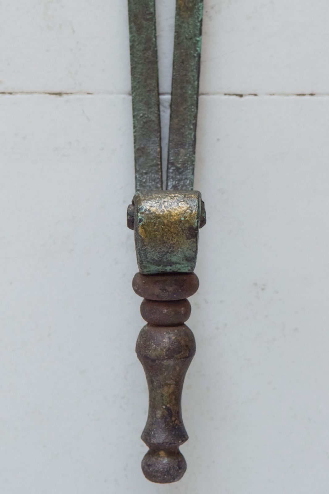 photo for sale Antiek Consoletafel Met Marmeren Blad En Ijzerwerk Met Verdigris Patina