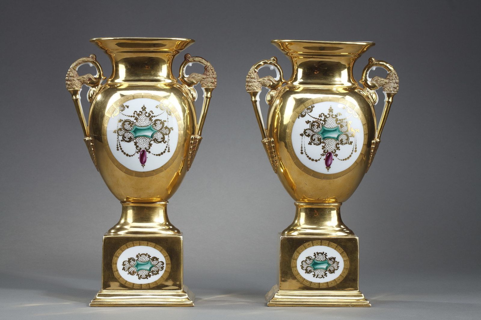 Paire de vases d'oratoire en porcelaine de Paris photo for sale