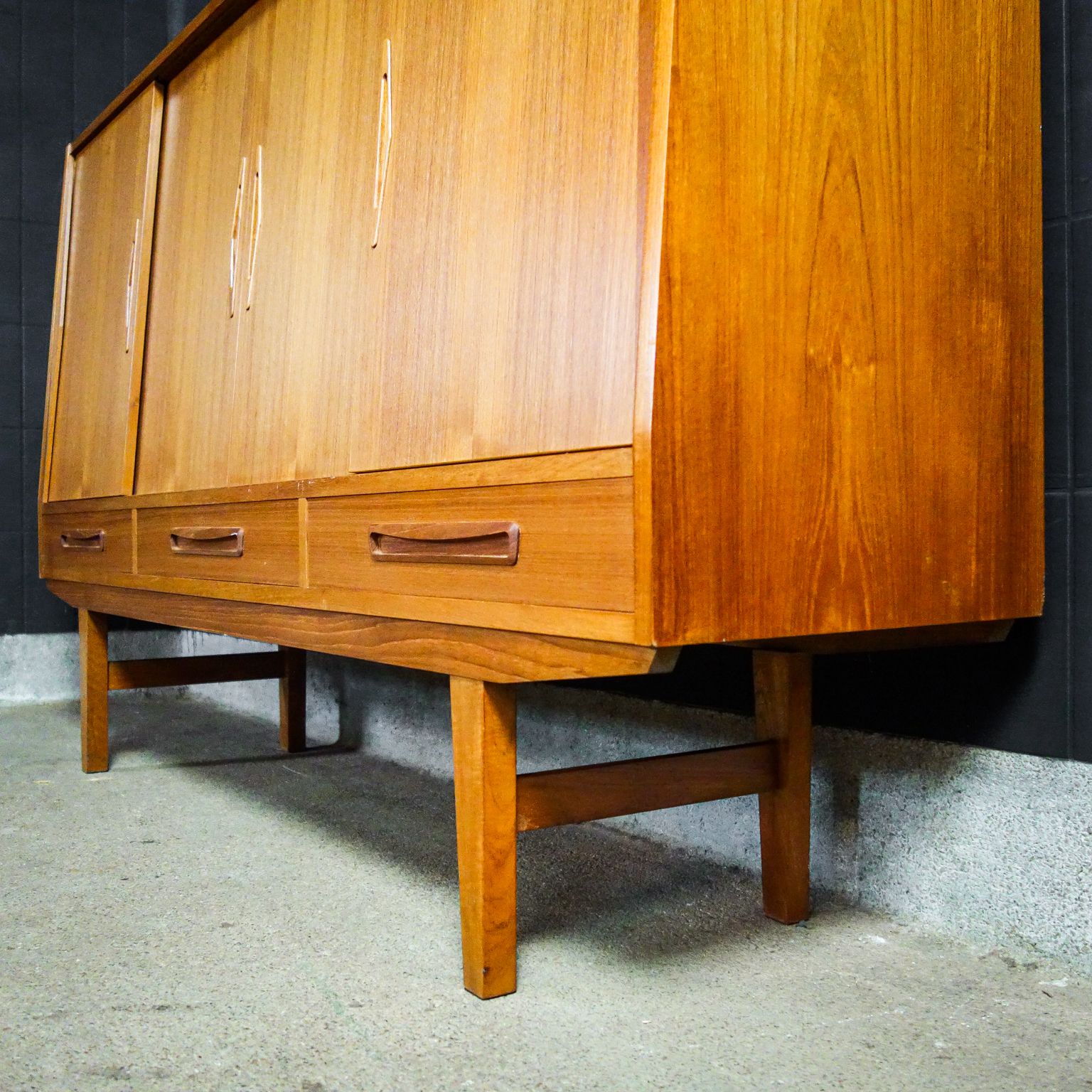 photo furniture Mid Century Dressoir Met Spiegel – Jaren Zestig
