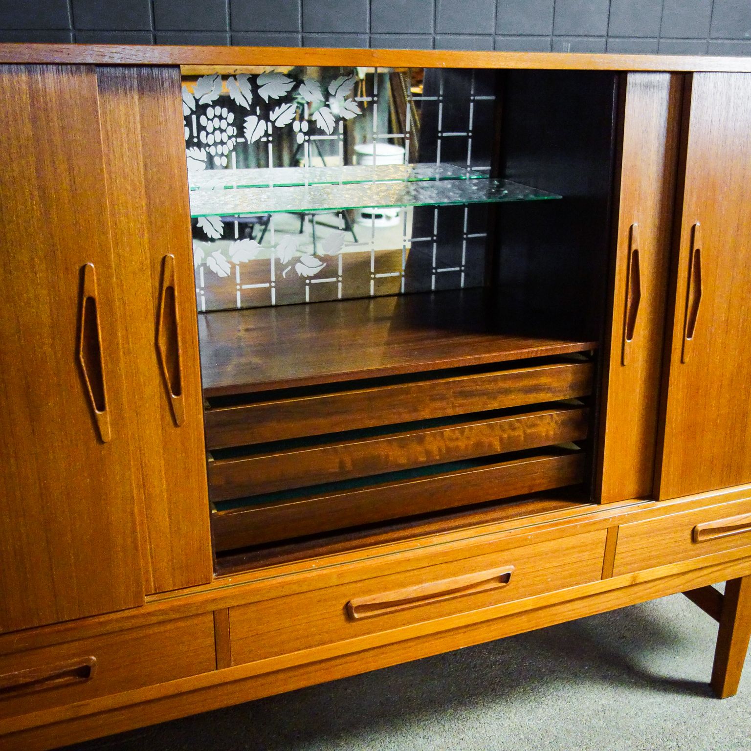 photo for sale Mid Century Dressoir Met Spiegel – Jaren Zestig