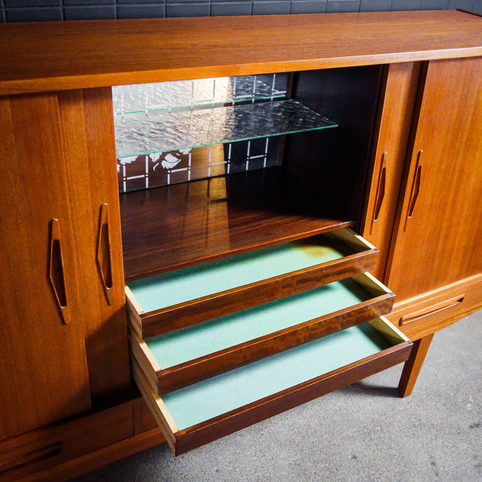 Meubels Mid Century Dressoir Met Spiegel – Jaren Zestig photo