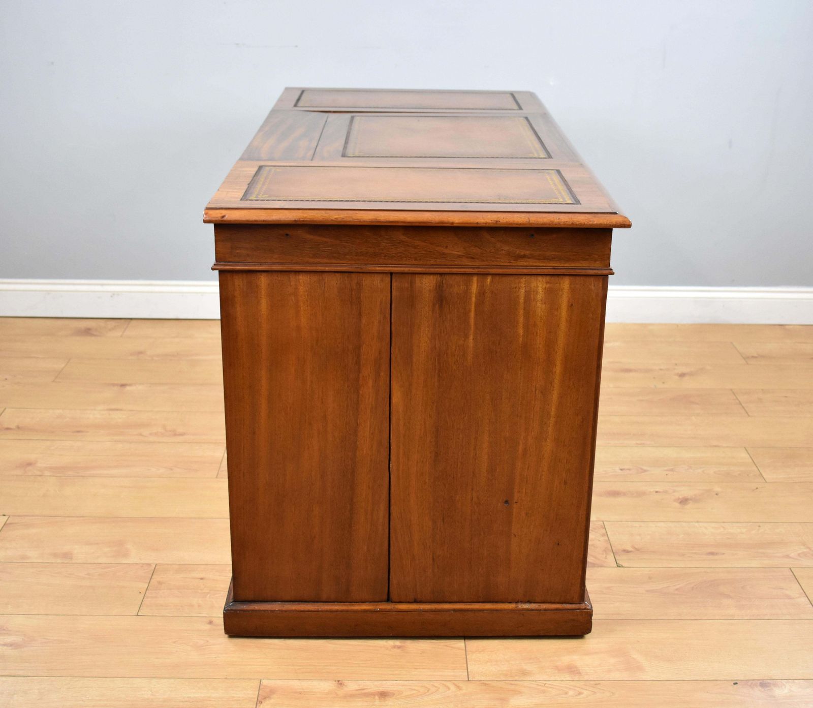 19th Century English Victorian Mahogany Kneehole Desk By Francis & James Smith photo vintage