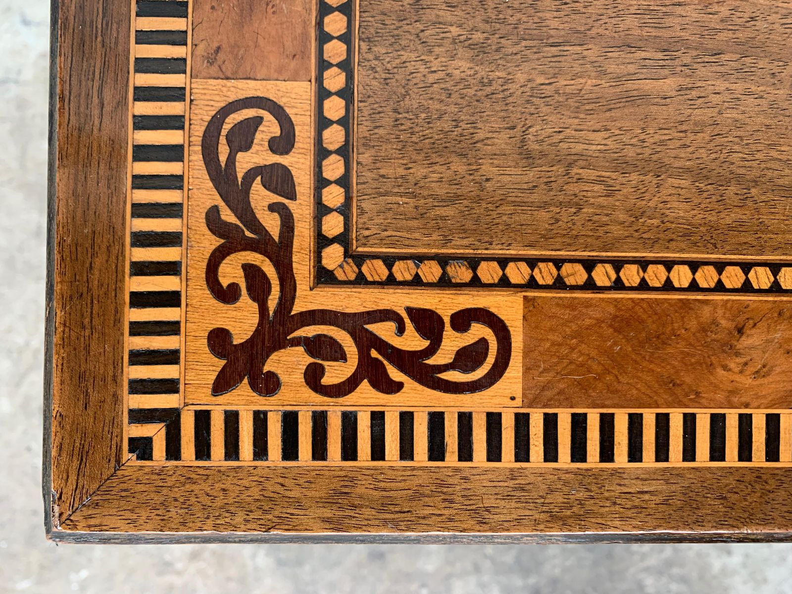 Table d'appoint baroque espagnole, plateau en marqueterie et pieds tournés, XIXe siècle photo buy