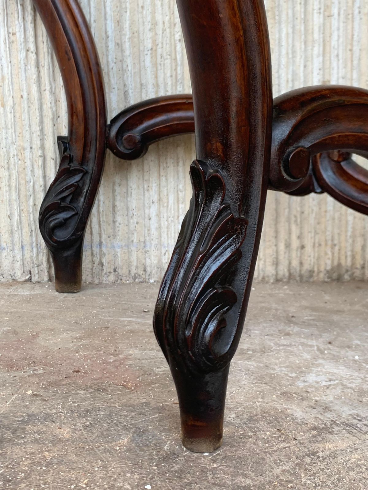 photo vinterior Console de style Régence en noyer sculpté, plateau en marbre, XIXe siècle