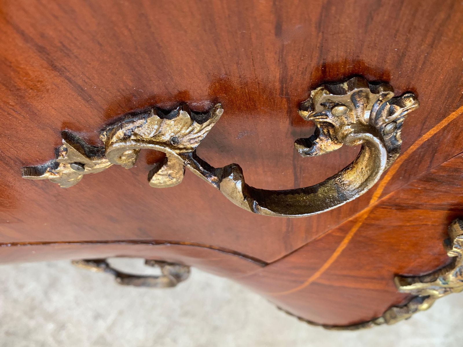 photo vinterior French Louis XV Style Fine Kingwood And Marquetry Ormolu Mounted Bombe Commode