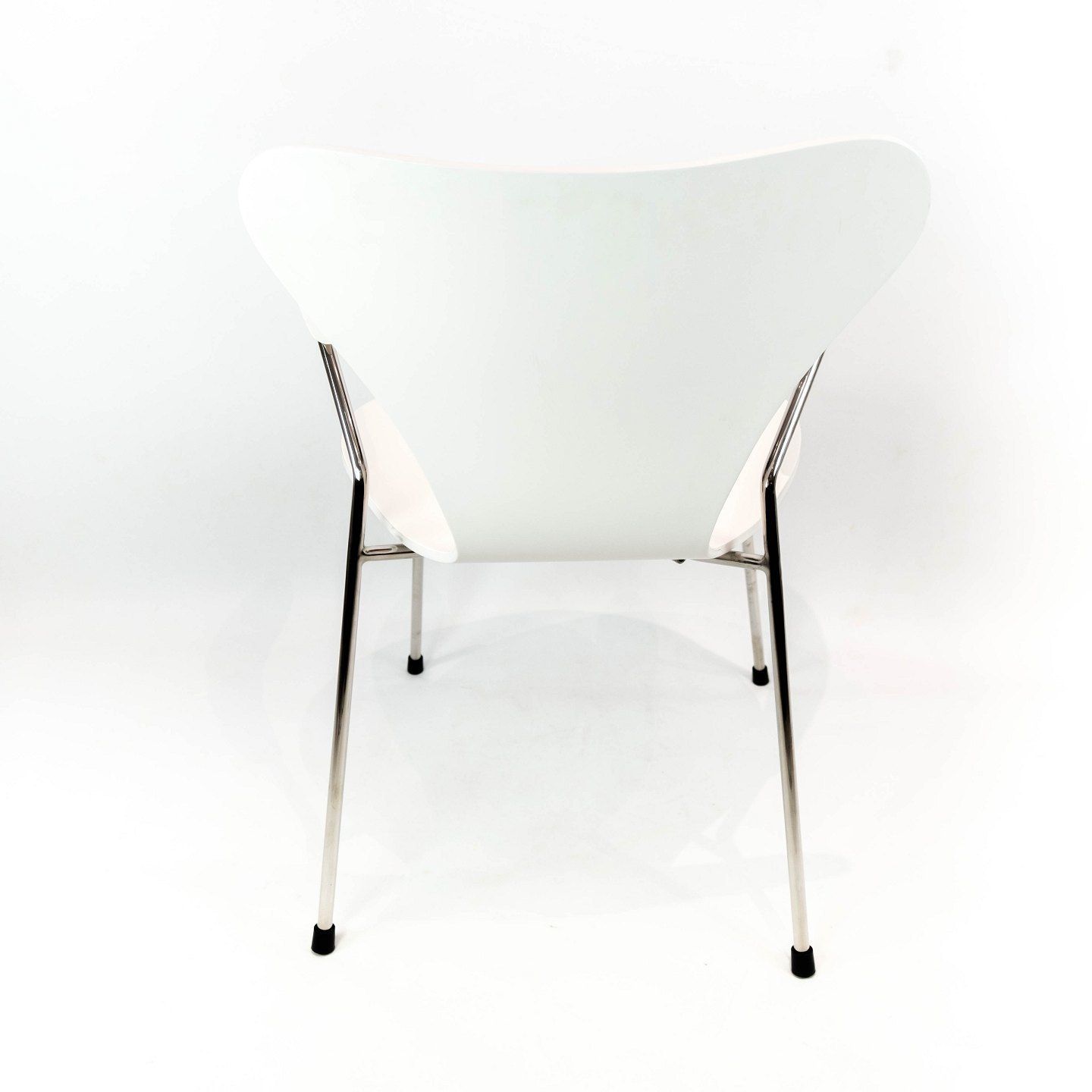 White Seven Chair, Model 3207, With Armrests Designed By Arne Jacobsen In 1955 And Manufactured By Fritz Hansen. photo for sale