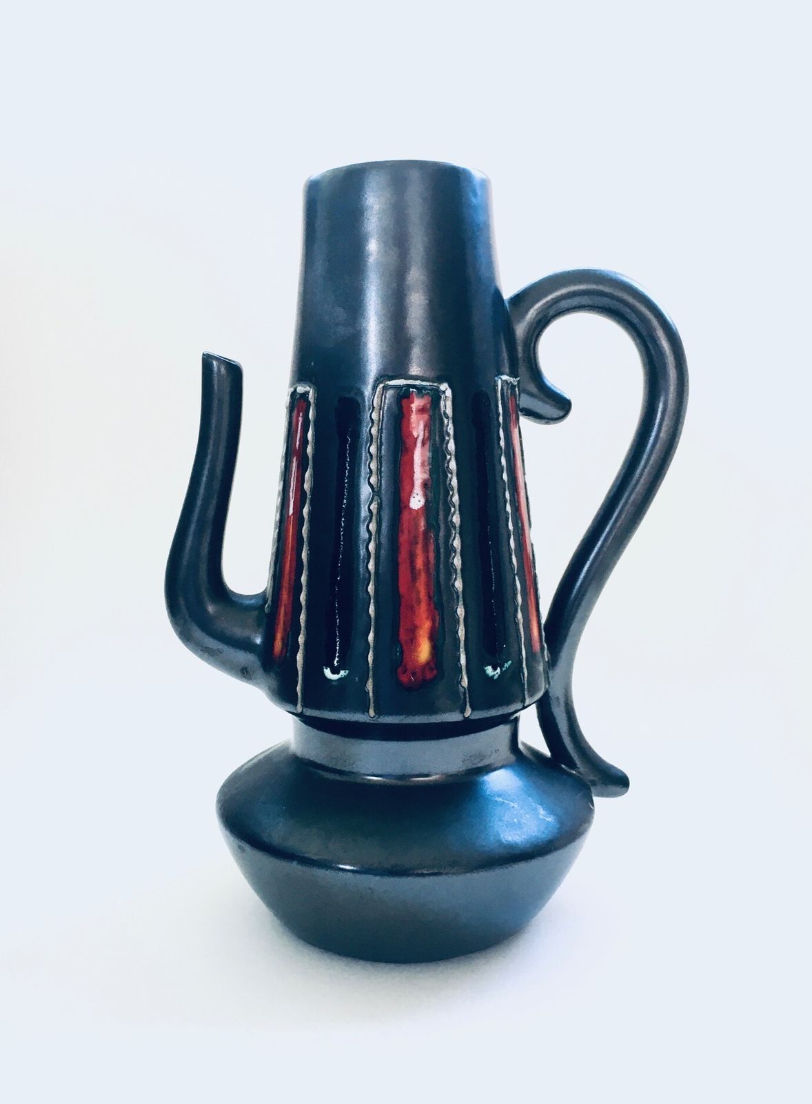 Mid Century Italiaans Design Art Pottery Zwart & Lava Keramische Karaf, Italië Ca. Jaren 1960 photo vintage