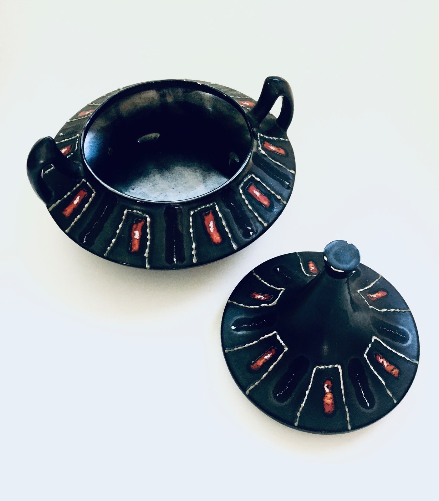 Woonaccessoires Mid Century Italiaans Design Keramische Schaal Met Deksel, Zwart En Lavaglazuur, Italië Ca. Jaren 1960 photo