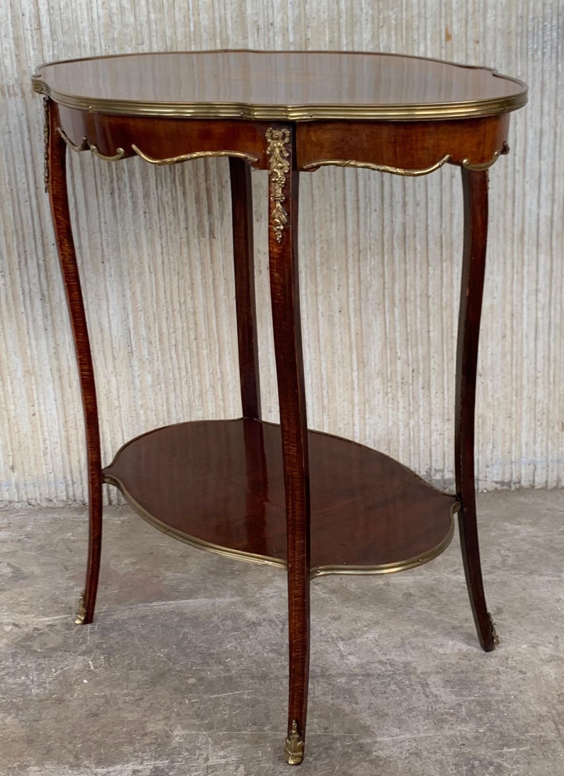 Table française de style Louis XV, marqueterie florale et bronze doré, XIXe siècle photo Mobilier
