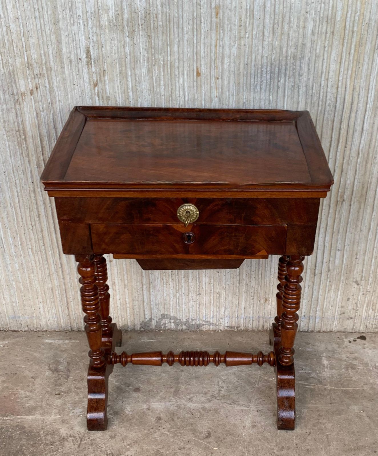 Table de couture d'époque victorienne, bois de loupe de noyer et amboyna incrusté, vers 1880 photo for sale