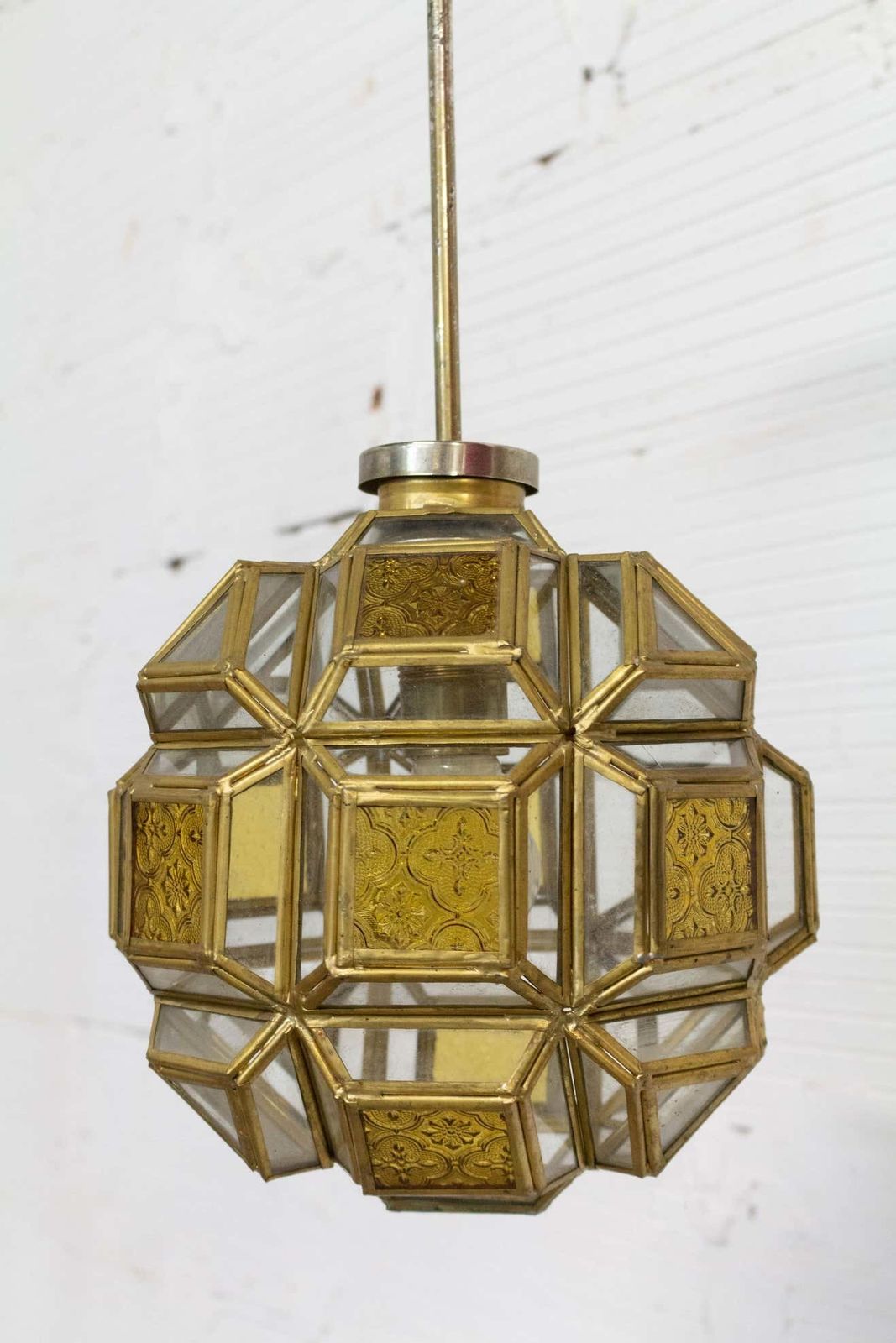 Lustre suspension en laiton et verre à facettes de style orientaliste, vers 1960 photo for sale