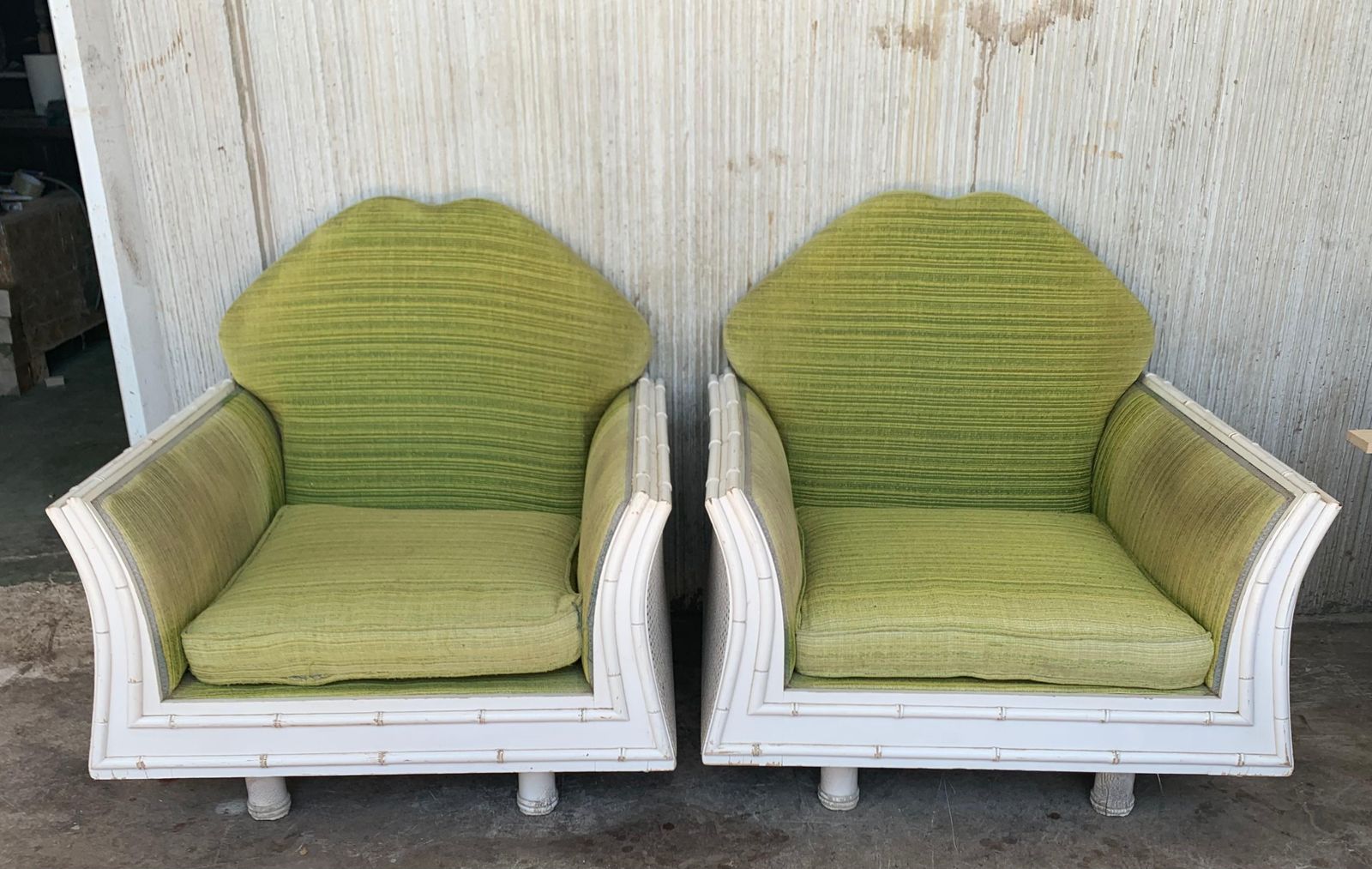 Paire de fauteuils Hollywood Regency en faux bambou, dossier en cannage photo for sale