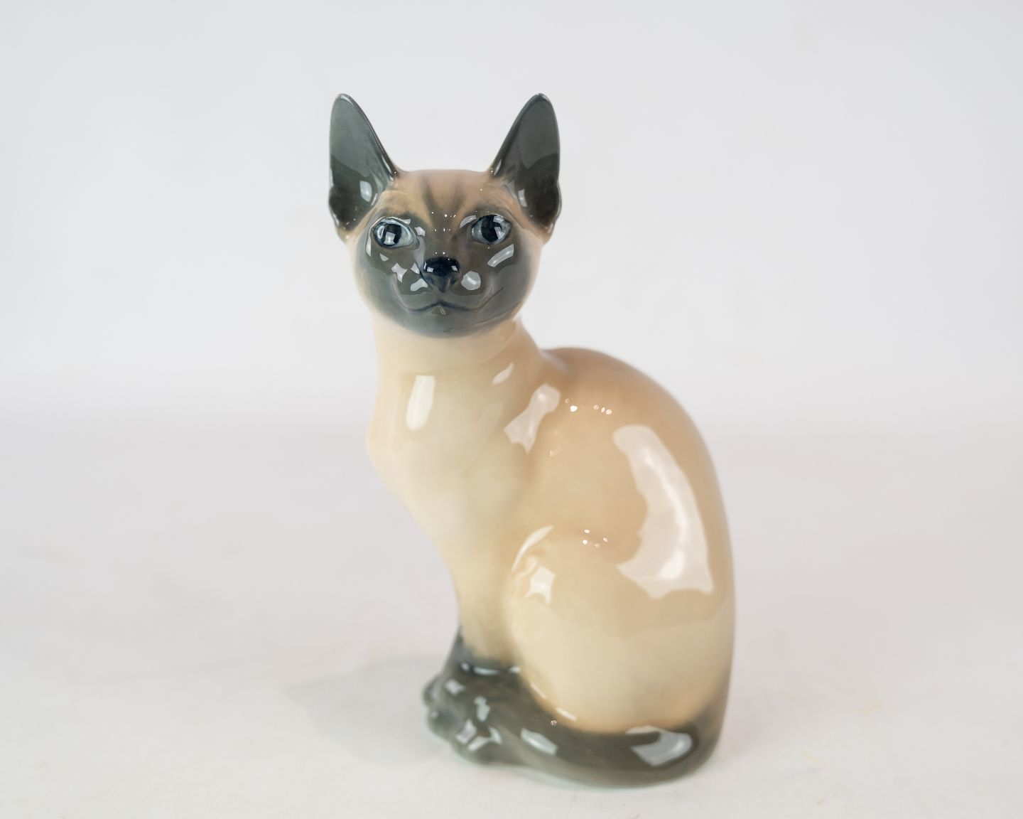 Kgl. Porcelain Figurine, Siamese Cat, No .: 3281 By Royal Copenhagen.