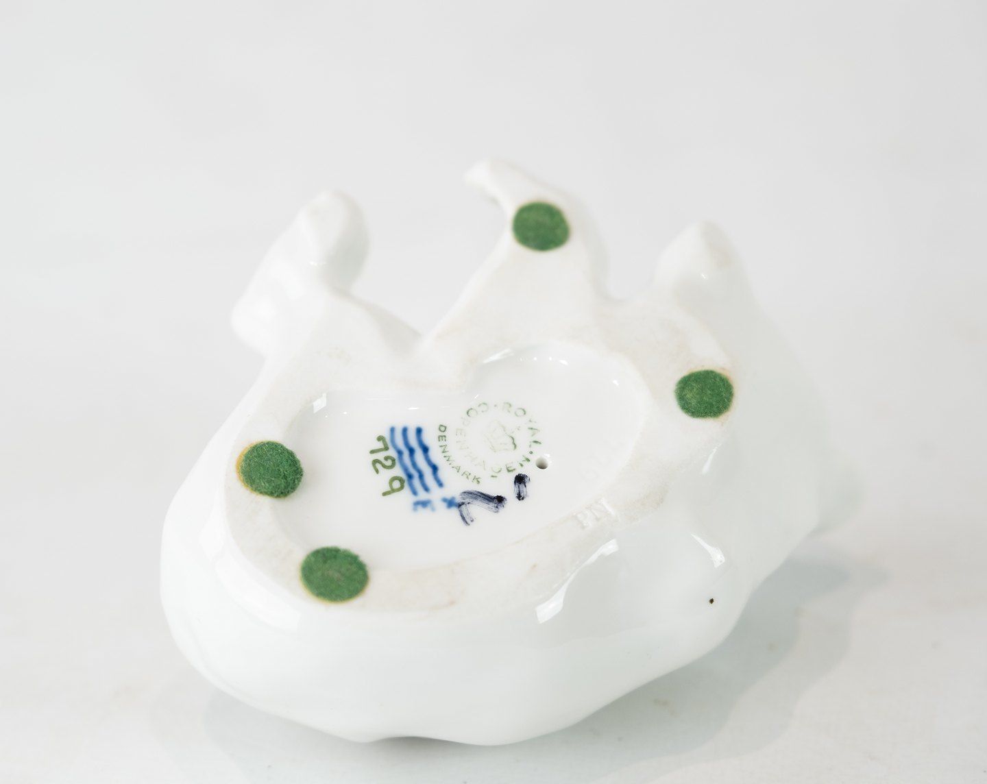 Kgl. Porcelain Figure, Lying Polar Bear No .: 729 By Royal Copenhagen. photo for sale