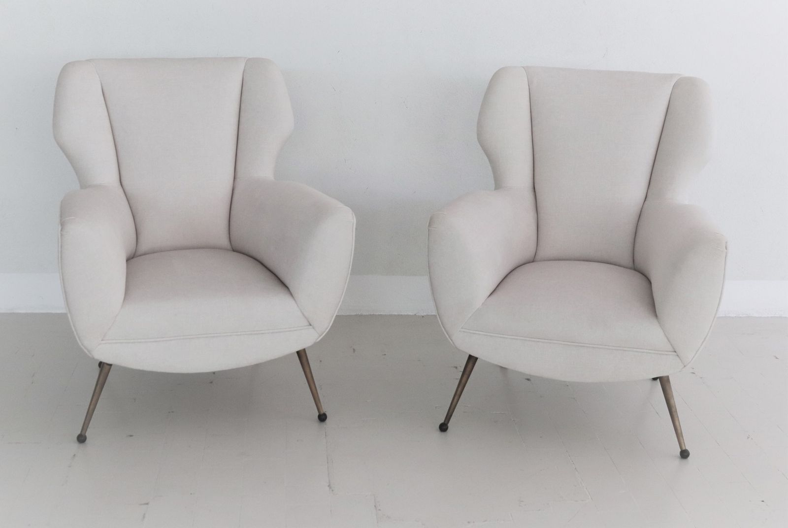 Italian Midcentury Armchairs In White Velvet In Gigi Radice Style, 1950s photo vinterior