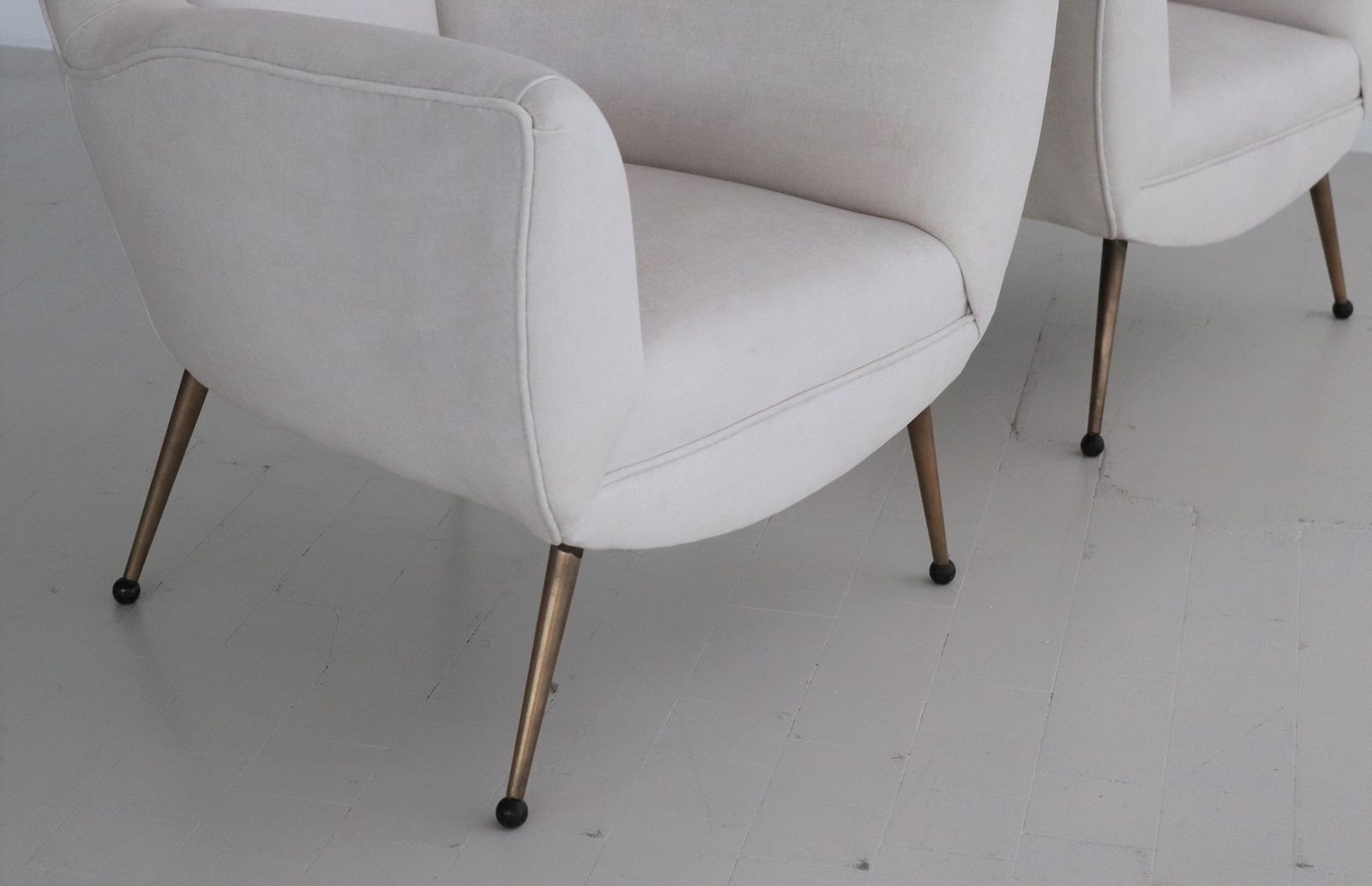photo buy Italian Midcentury Armchairs In White Velvet In Gigi Radice Style, 1950s