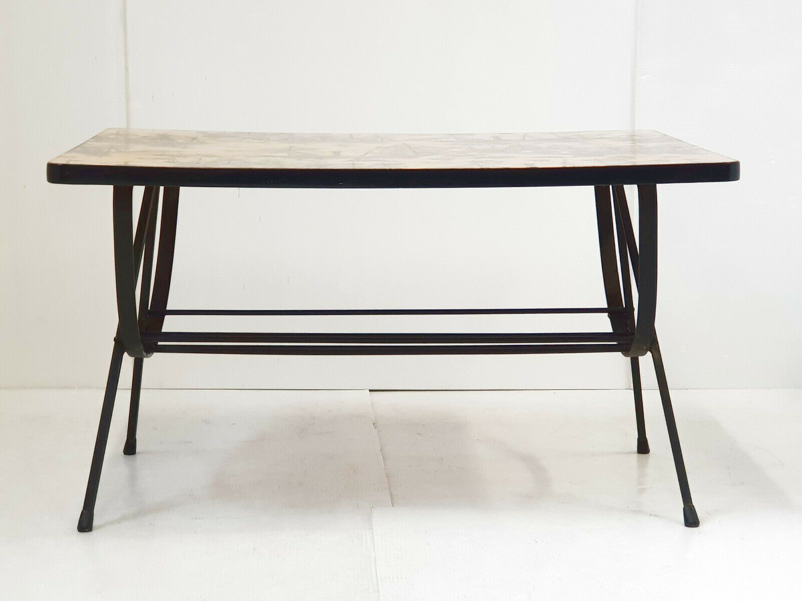 Vintage Salontafel Uit De Jaren 1950 In Staal En Resin Met Caravelle Decoratie photo for sale