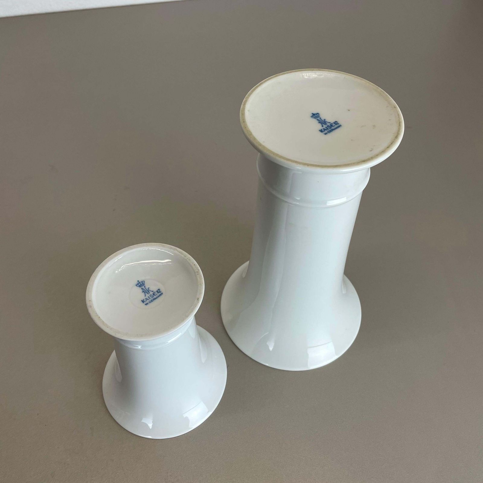 photo vintage Set Of 2 Original Op Art White Porcelain Vases By Ak Kaiser, Germany, 1970s