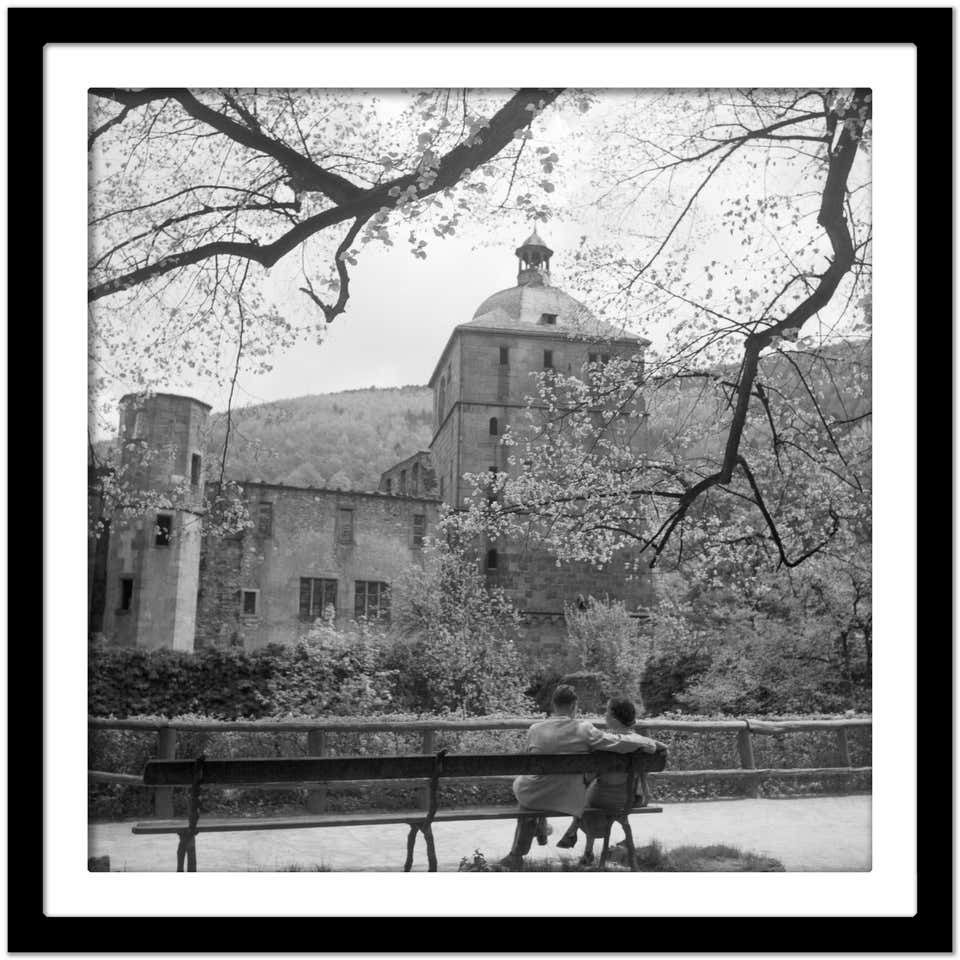 Karl Heinrich Lämmel Couple On A Bench Front Of Heidelberg Castle, Germany 1936, Printed Later 1936/2021 photo Art