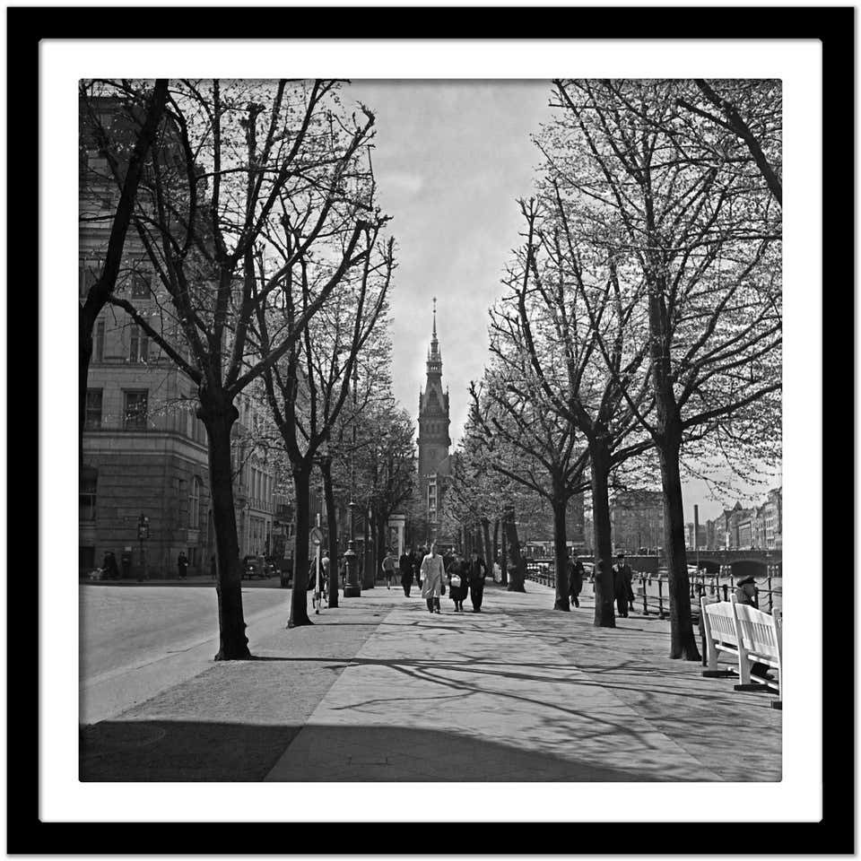 Karl Heinrich Lämmel Taking A Walk At Alster To City Hall Hamburg, Germany 1938, Printed Later 1938/2021 photo Art