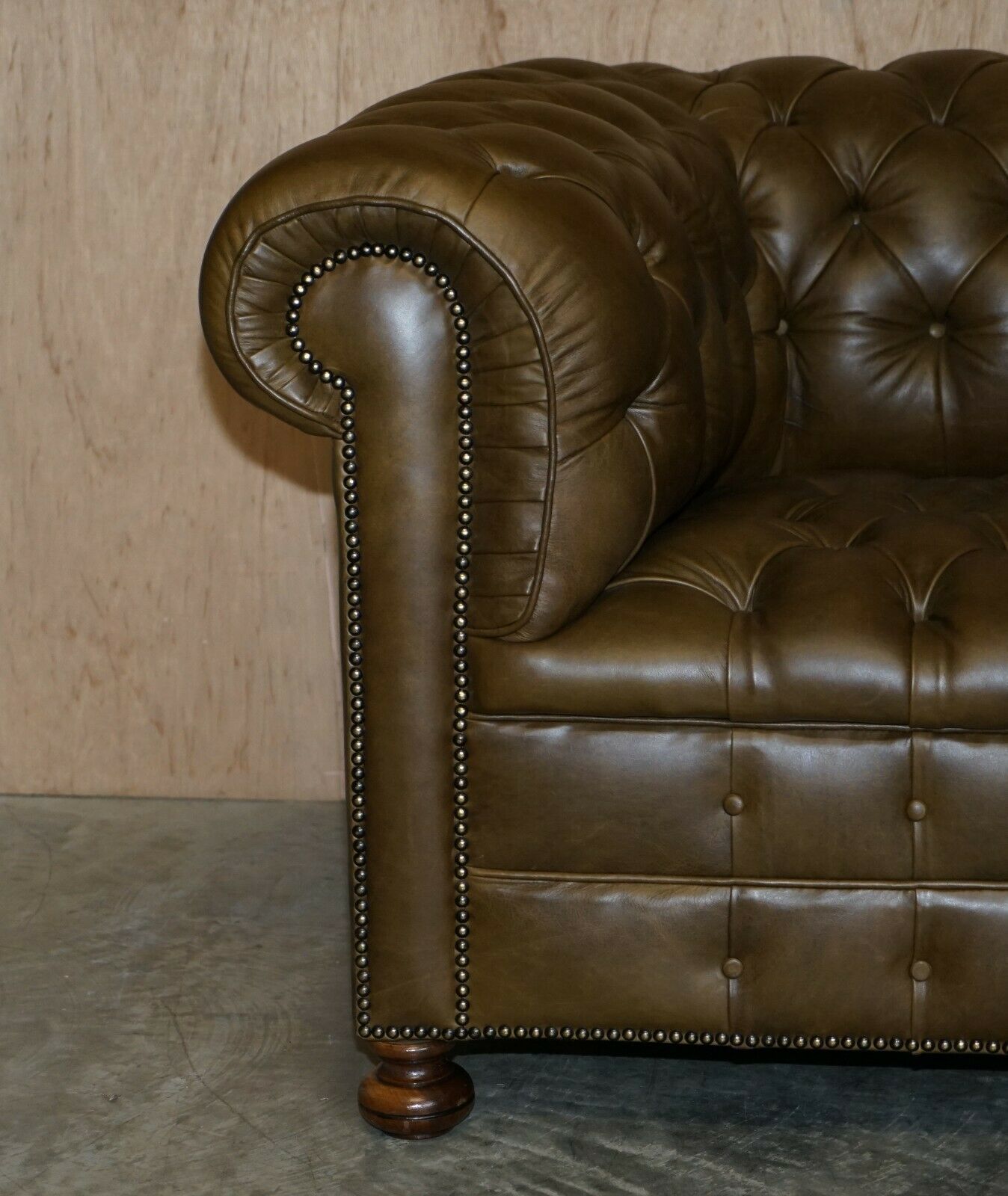 Stunning Vintage Fully Tufted Chesterfield Olive Green Leather Sofa & Armchair photo Furniture