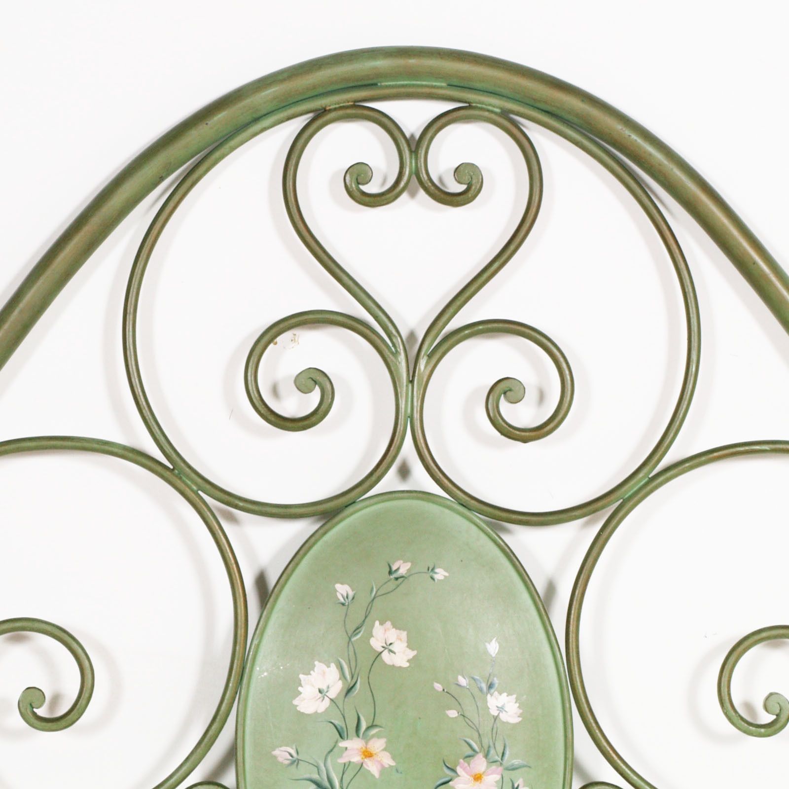Italiaans tweepersoonsbed van geschilderd ijzer in antiekgroen met handbeschilderde decoraties en vergulde details photo Meubels
