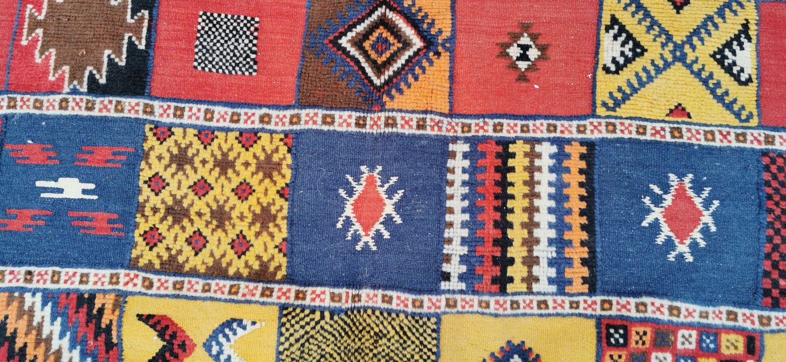 photo furniture Authentic Handmade Woven Moroccan Rug  Colouful Berber  Carpet, Pure Wool Vegetable Dyes