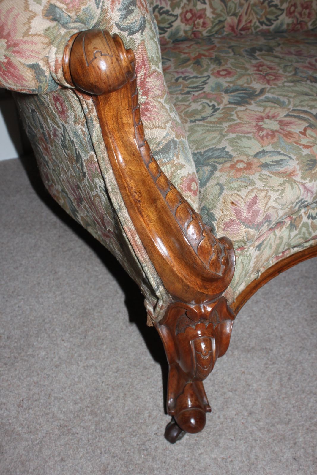 A Wonderful And Rare Antique Victorian Original Carved Walnut Chesterfield Sofa. photo vinterior