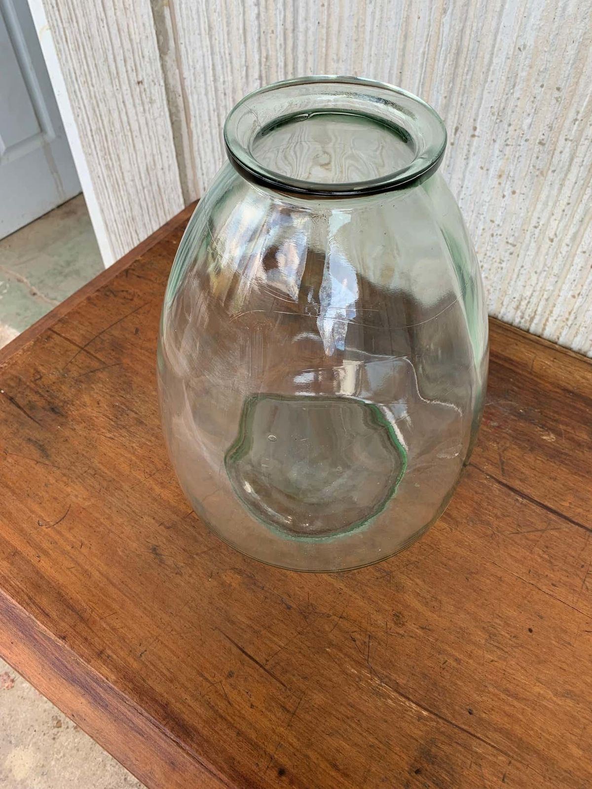 Grande bonbonne soufflée en verre transparent, France photo buy