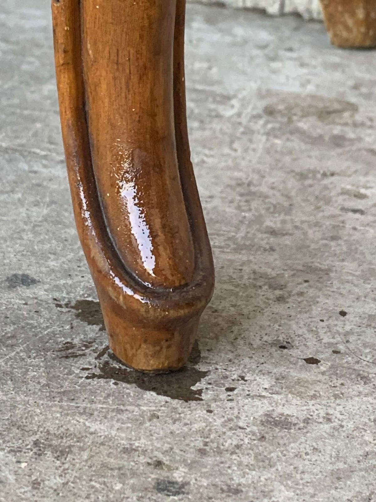 photo buy Paire de tables servantes françaises en chêne sculpté à panneaux et étagère ouverte