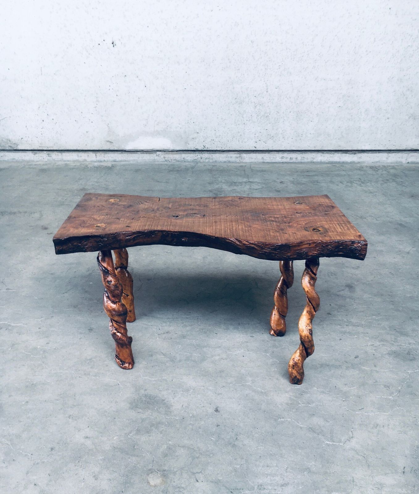 Brutalist Stijl Handgemaakt Bijzettafeltje Van Eiken En Druivenhout photo vintage