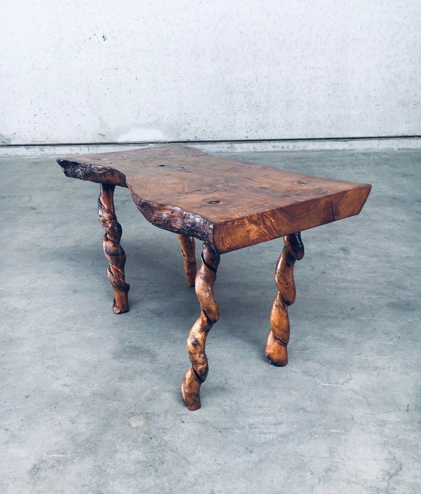 photo furniture Brutalist Stijl Handgemaakt Bijzettafeltje Van Eiken En Druivenhout