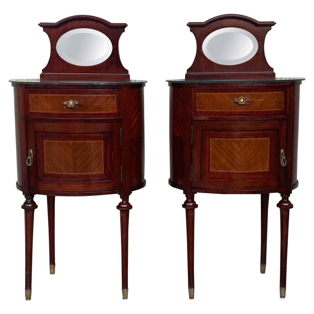 Paire de tables de chevet Louis XVI en marqueterie, fronton en bronze et miroir, XIXe siècle