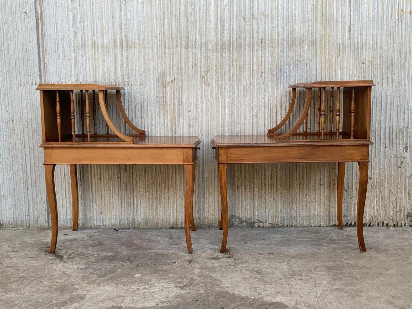 Paire de tables de chevet Louis XV en noyer, début du XXe siècle photo Mobilier