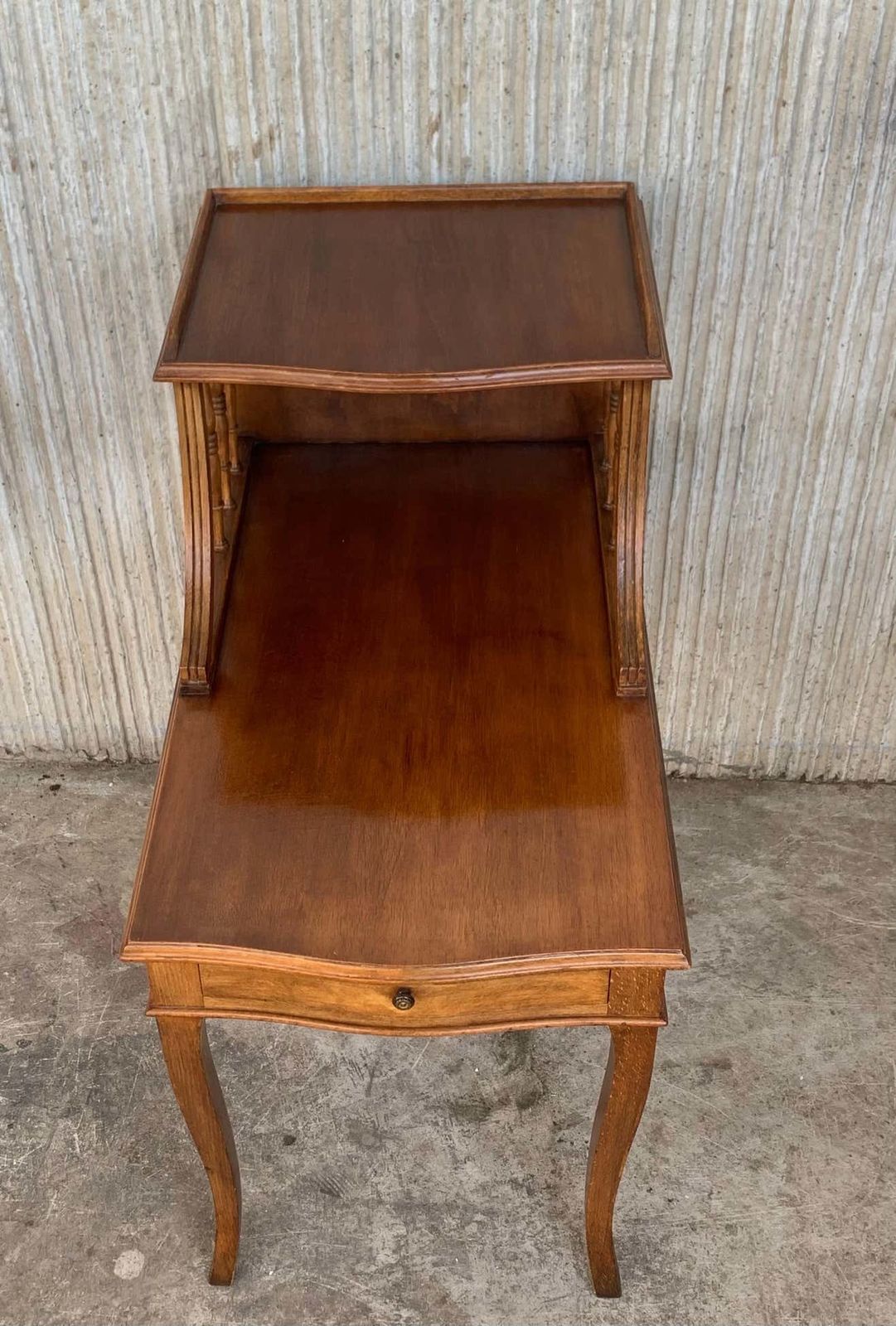 Paire de tables de chevet Louis XV en noyer, début du XXe siècle photo vintage