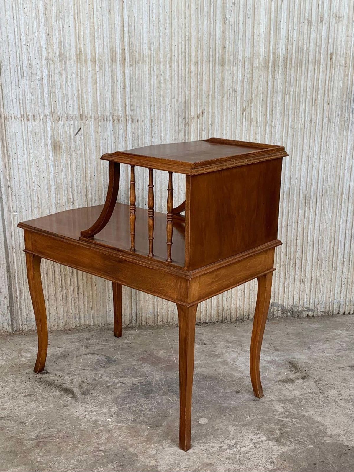 2502.0 Paire de tables de chevet Louis XV en noyer, début du XXe siècle photo