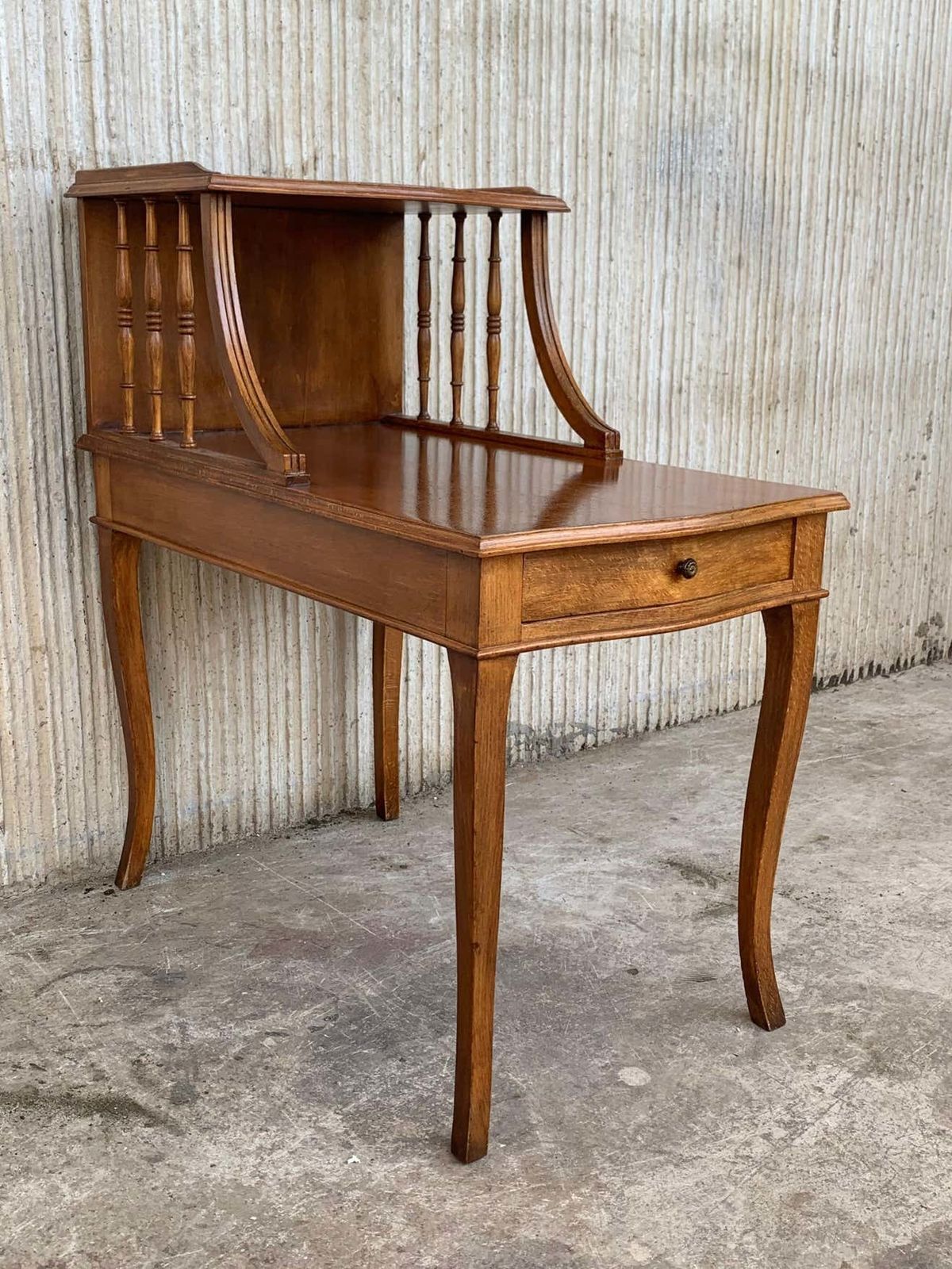 photo vintage Paire de tables de chevet Louis XV en noyer, début du XXe siècle