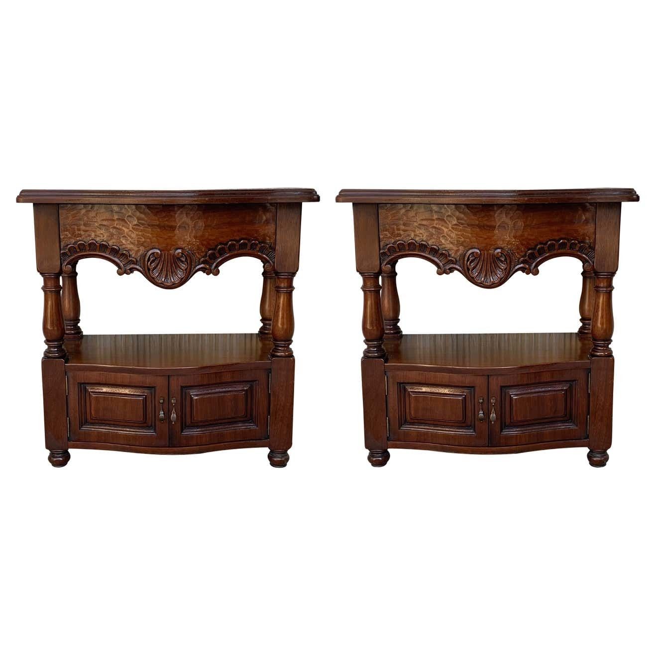 Paire de tables de chevet catalanes, Espagne, XIXe siècle, avec tiroirs et étagère basse ouverte