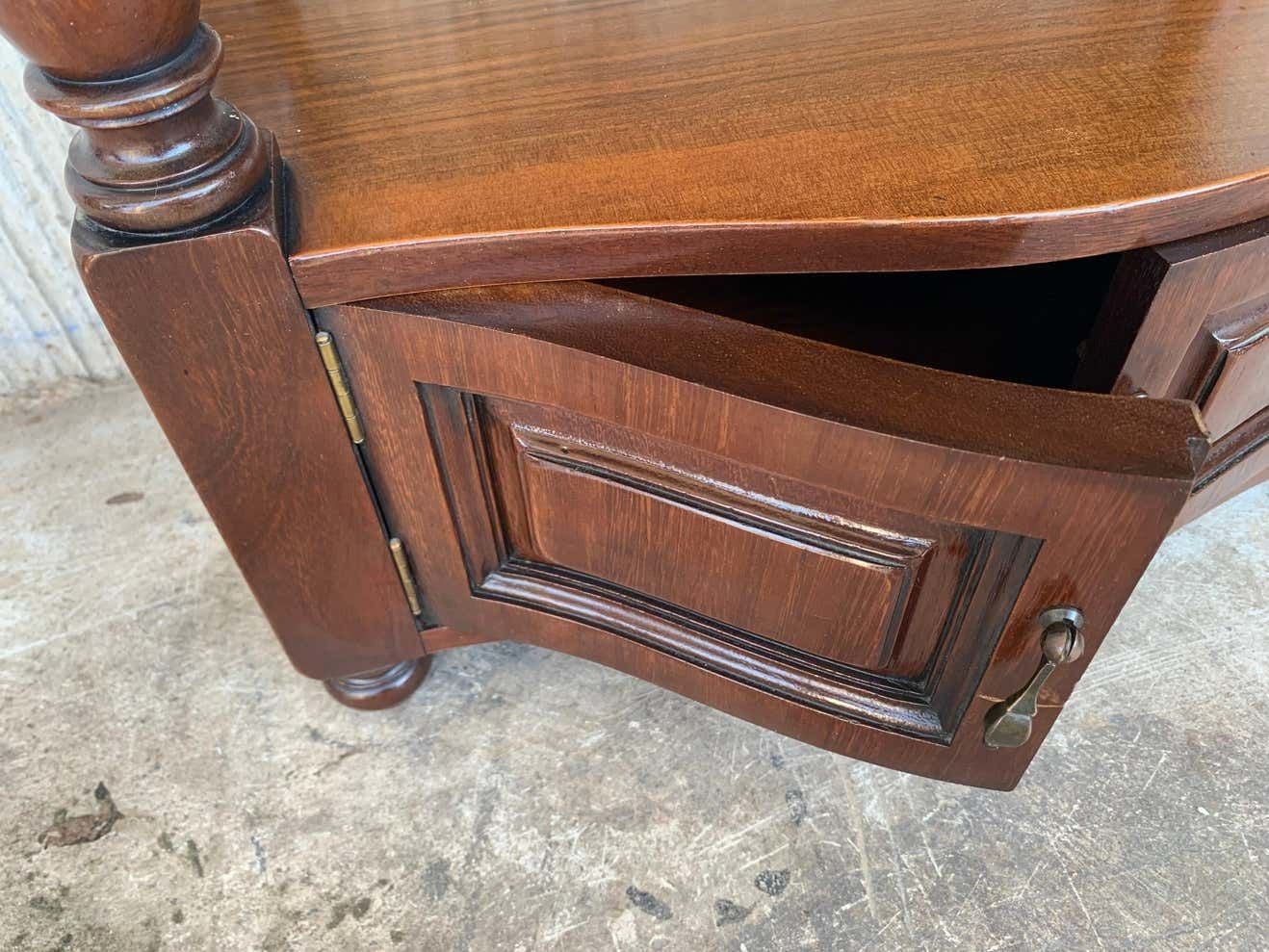 Mobilier Paire de tables de chevet catalanes, Espagne, XIXe siècle, avec tiroirs et étagère basse ouverte photo