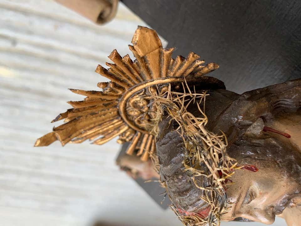 photo vintage Crucifix en bois sculpté à la main Art Déco, corpus du Christ en bronze