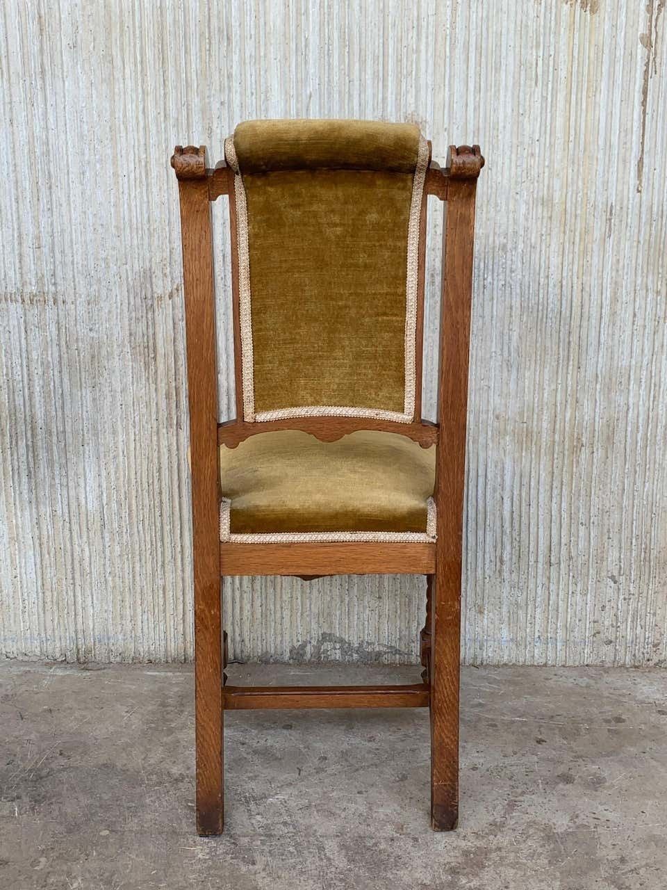 Ensemble de 4 chaises de salle à manger sculptées de style Louis XIII, assise et dossier en velours photo vinterior