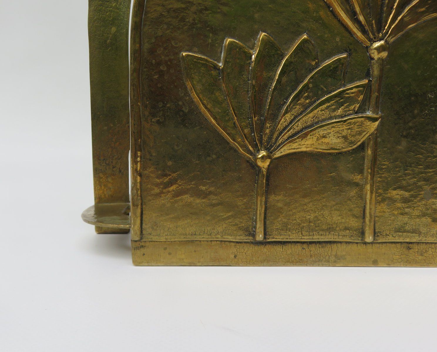 photo vintage Brutalist Style Brass Magazine Rack With Floral Elements, 1970s