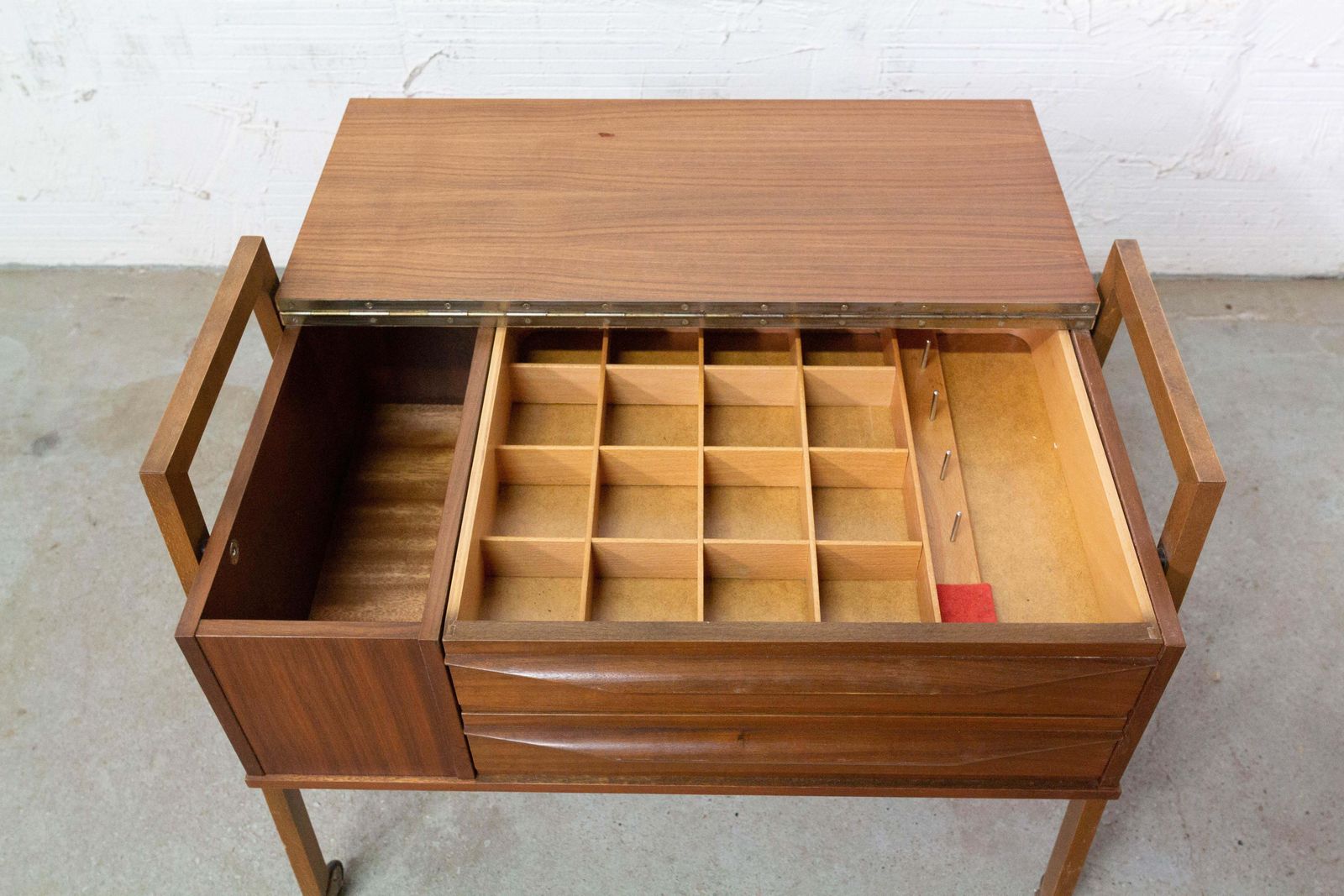 photo for sale Table d'appoint scandinave en teck sur roulettes, mid-century