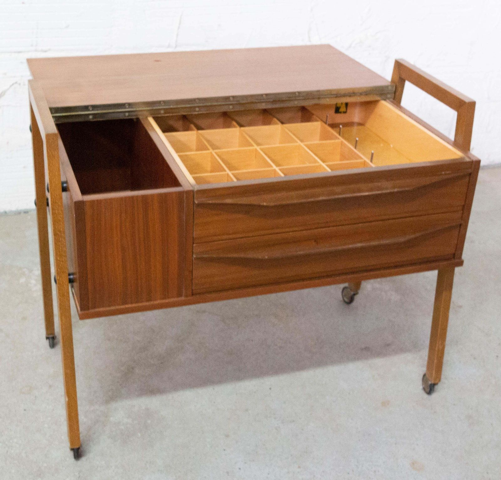 Mobilier Table d'appoint scandinave en teck sur roulettes, mid-century photo
